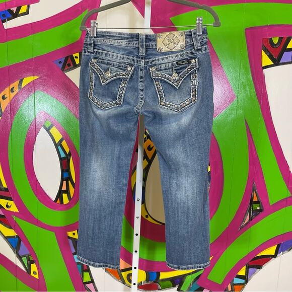 Miss Me, Signature Cuffed Capris. Size 27. In excellent condition! - Picture 4 of 9